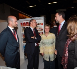 Los Príncipes de Asturias conversan con uno de los expositores españoles durante su recorrido en la Feria